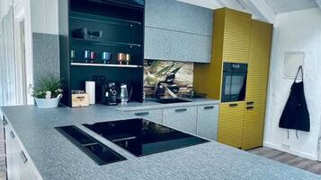 KĂŒhlschrank, Ofen, Herdplatte, GeschirrspĂŒler