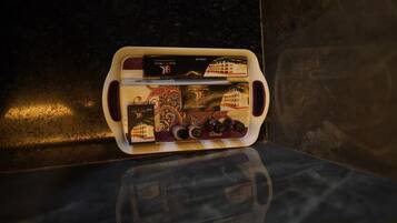 Uma bandeja com diversos itens, incluindo teclado, mouse e vários recipientes pequenos, possivelmente para produtos de higiene pessoal, sobre uma superfície refletora.