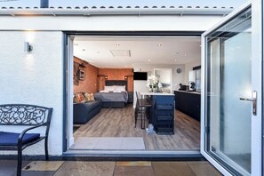 1 habitación, tabla de planchar con plancha y cuna de viaje 