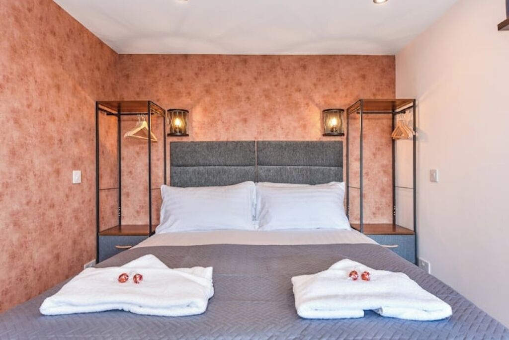 1 quarto, ferros/tábuas de passar roupa, berço de viagem