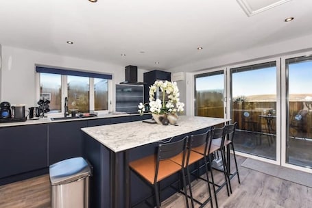 Fridge, microwave, oven, stovetop. La Cantera, South Wales.
(Close to Brecon and Bike Park Wales)