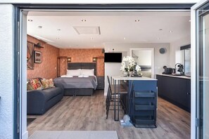 1 bedroom, iron/ironing board, travel crib, free WiFi - La Cantera, South Wales.
(Close to Brecon and Bike Park Wales) (HEOLGERRIG)