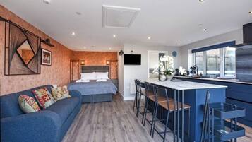 1 habitación, tabla de planchar con plancha y cuna de viaje