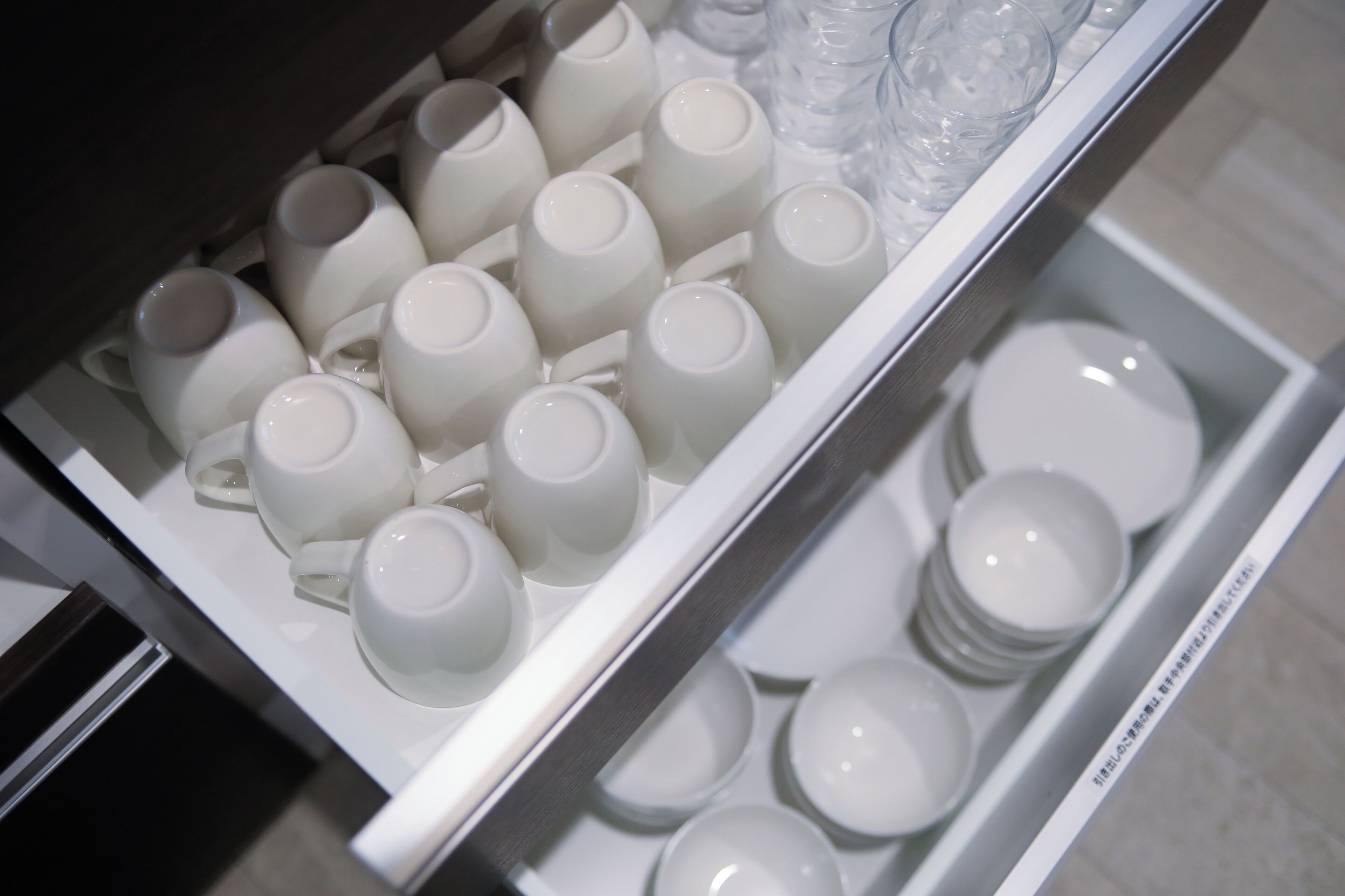 Un almacén con tazas y cuencos blancos ordenados.