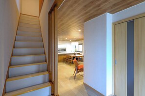 Sèche-cheveux, chaussons, bidet, serviettes fournies