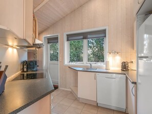 Kjøleskap, oppvaskmaskin og kjøkkenutstyr