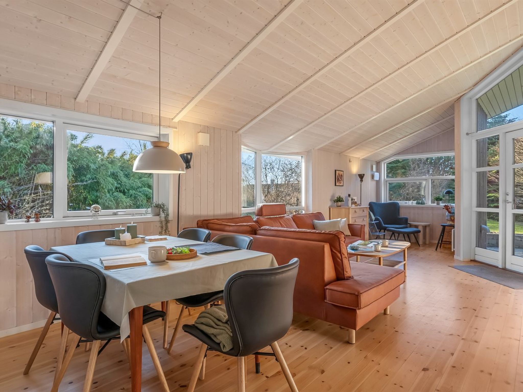 Una televisión, una chimenea, un futbolín