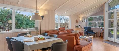 テレビ、暖炉、テーブルサッカー台