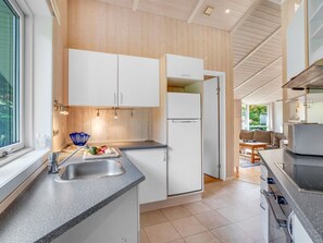 Kjøleskap, oppvaskmaskin og kjøkkenutstyr