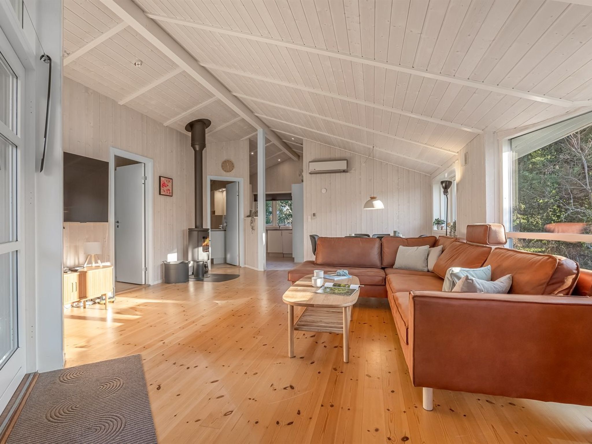 Télévision, cheminée, baby-foot