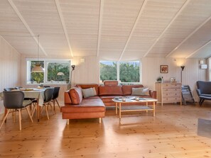 Televisión, chimenea y futbolito 