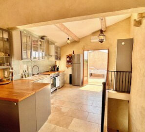 Réfrigérateur, four, plaque de cuisson, lave-vaisselle