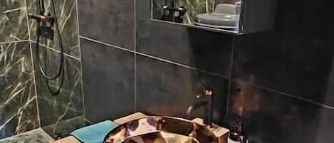 Deluxe Apartment | Bathroom