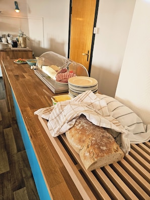 Frukostbuffé varje dag mot avgift