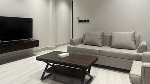 Phòng Suite tiện nghi đơn giản | Khu phòng khách | TV màn hình phẳng 32-inch có truyền hình vệ tinh