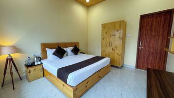 Habitación doble Deluxe, patio, vista a la montaña | Wifi gratis y ropa de cama