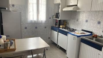 Réfrigérateur, micro-ondes, plaque de cuisson, lave-vaisselle