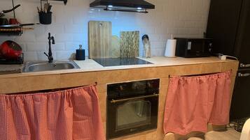 Microondas, horno, placa de cocina