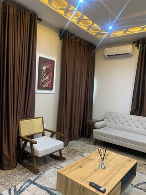 Living area - Exquisite 5 bedroom apartment, Peter odili.  (Portharcourt)