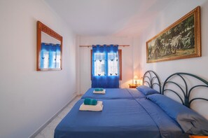 3 bedrooms, desk, Internet