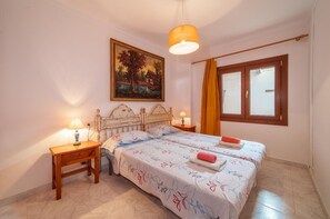 3 bedrooms, desk, Internet