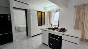 Private kitchen - Spacious 3-bedroom apartment with AC, WiFi in charming Pune (Pune)