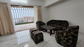Living area - Spacious 3-bedroom apartment with AC, WiFi in charming Pune (Pune)