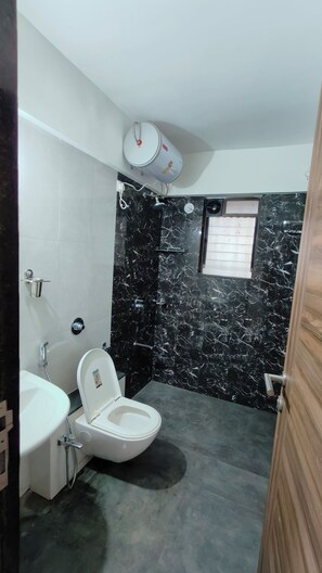 Douche, serviettes fournies, savon, papier toilette