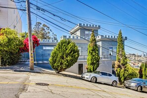 Property grounds - Castle on the Hill with views and w/d (San Francisco)