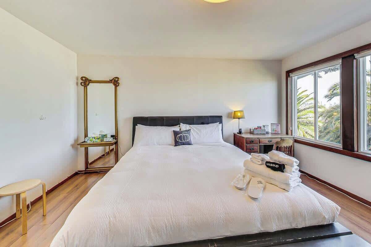 2 quartos, escrivaninha, ferros/tábuas de passar roupa