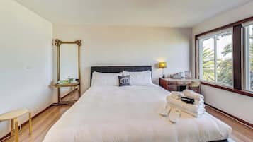 2 quartos, escrivaninha, ferros/tábuas de passar roupa