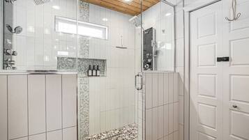 Haartrockner, Handtücher, Seife, Shampoo