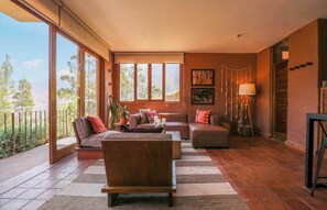Televisión, chimenea y oficina