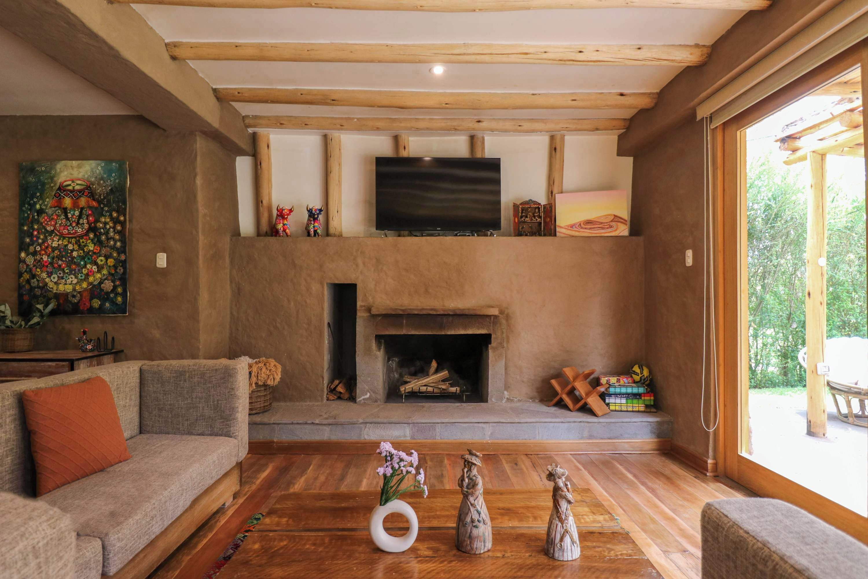 Televisión, chimenea y oficina 