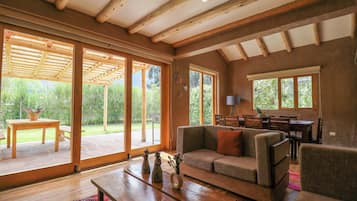 Tv, eldstad och kontor