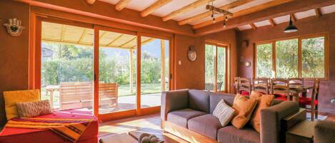 Televisor, llar de foc i oficines