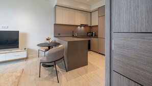 Leilighet – deluxe, 3 soverom, balkong, byutsikt | Spiseområde på rommet