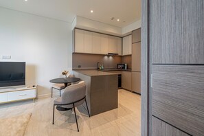 Deluxe-Apartment, 3 Schlafzimmer, Balkon, Stadtblick | Essbereich im Zimmer