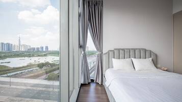 Skrivebord, skrivebord for bærbar PC og blendingsgardiner