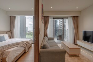 Deluxe-Apartment, 3 Schlafzimmer, Balkon, Stadtblick | Schreibtisch, laptopgeeigneter Arbeitsplatz, Verdunkelungsvorhänge