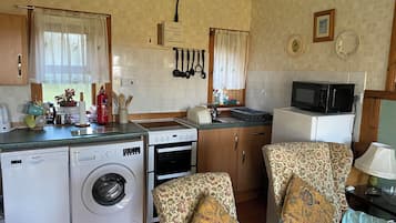 Cottage | Private kitchen | Fridge, microwave, oven, stovetop