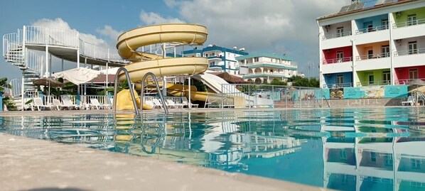 Una piscina al aire libre, cabañas de piscina gratuitas, tumbonas