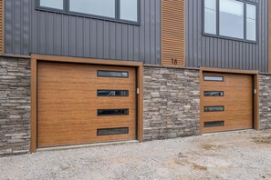 Exterior - New Luxury Condo 5 Min. Walk to Beach, Boardwalk (Hampton)