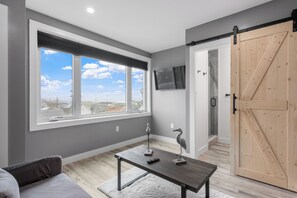 Smart TV, fireplace - New Luxury Condo 5 Min. Walk to Beach, Boardwalk (Hampton)