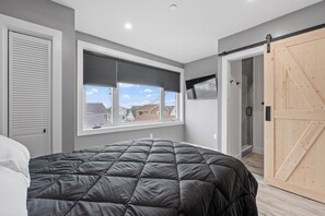 4 bedrooms, iron/ironing board, travel cot, free WiFi - New Luxury Condo 5 Min. Walk to Beach, Boardwalk (Hampton)