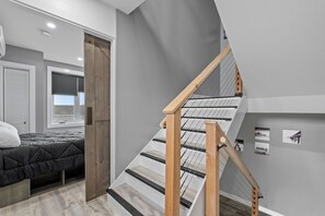 4 bedrooms, iron/ironing board, travel cot, free WiFi - New Luxury Condo 5 Min. Walk to Beach, Boardwalk (Hampton)