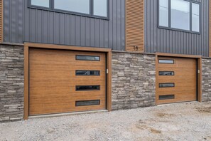 Exterior - New Luxury Condo 5 Min. Walk to Beach, Boardwalk (Hampton)