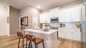 Fridge, microwave, oven, stovetop - Prime Location | Short Walk to Cowboys Football (Arlington)