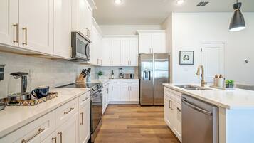 Een koelkast, een magnetron, een oven, een kookplaat