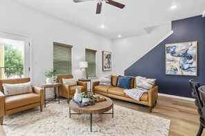 Smart TV, fireplace - Walk to AT&T Stadium + Free Parking | Luxury Home (Arlington)